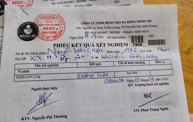 Lái xe chỉnh sửa giấy test nhanh và qua kiểm tra lại cả hai đều dương tính với Covid-19