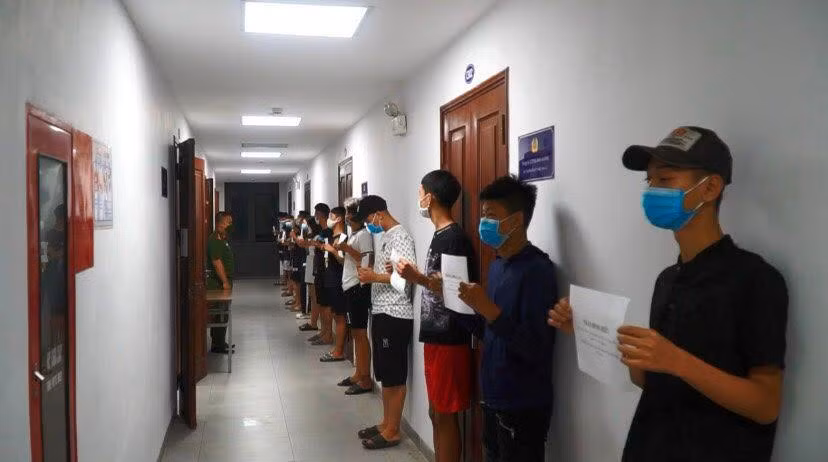 Trước đó, ngày 5/7, hàng chục thanh thiếu niên đã bị CAQ Hoàn Kiếm triệu tập lên để xử lý về hành vi gây rối trật tự công cộng, điều khiển xe lạng lách, tốc độ cao...