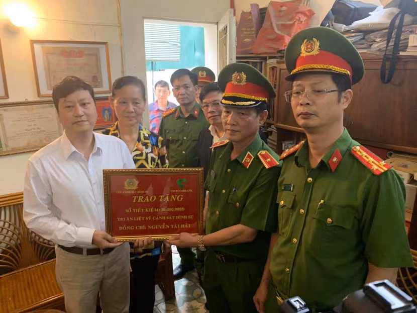 Các đồng chí lãnh đạo Cục CSHS và Phòng CSHS, ngân hàng đến thăm, trao quà và cuốn sổ tiết kiệm trị giá 30 triệu đồng cho thân nhân gia đình liệt sỹ Nguyễn Tài Hải
