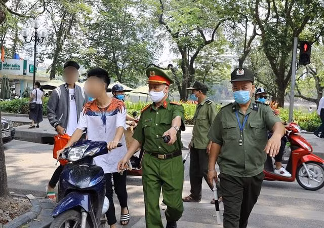 Lực lượng chức năng tuyên truyền, xử lý nghiêm các trường hợp vi phạm về phòng, chống dịch