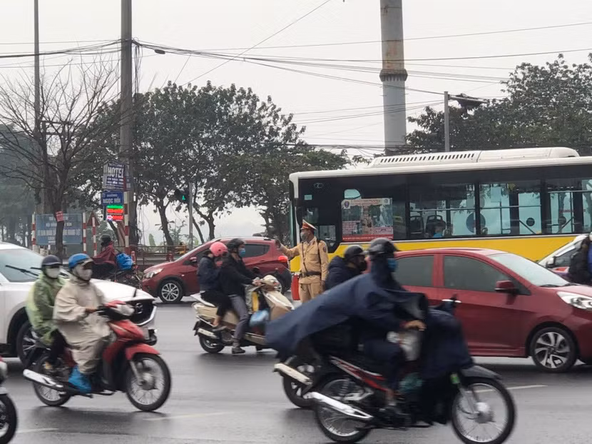 Cùng với Đội CSGT số 15, hiện các đơn vị CSGT trong nội đô cũng đang tập trung phân luồng chống ùn tắc, đảm bảo ATGT phục vụ nhân dân đi lại sau Tết