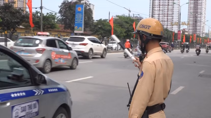 Các tuyến đường huyết mạch đều có lực lượng CSGT của Phòng CSGT, CATP Hà Nội ứng trực phân luồng đảm bảo ATGT phục vụ nhân dân đi lại an toàn Các tuyến đường huyết mạch đều có lực lượng CSGT của Phòng CSGT, CATP Hà Nội ứng trực phân luồng đảm bảo ATGT phục vụ nhân dân đi lại an toàn