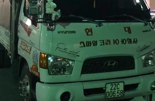 Lái xe tải cố tình chèn ép không cho xe cứu thương di chuyển cấp cứu người bị bệnh