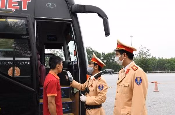CSGT tăng cường kiểm tra nồng độ cồn của lái xe khách