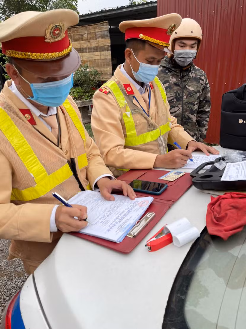 Chỉ trong buổi trưa làm nhiệm vụ, tổ công tác đã phát hiện và xử phạt 4 trường hợp vi phạm nồng độ cồn