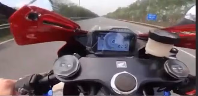 Lái xe điều khiển với vận tốc có lúc lên tới 299km/h