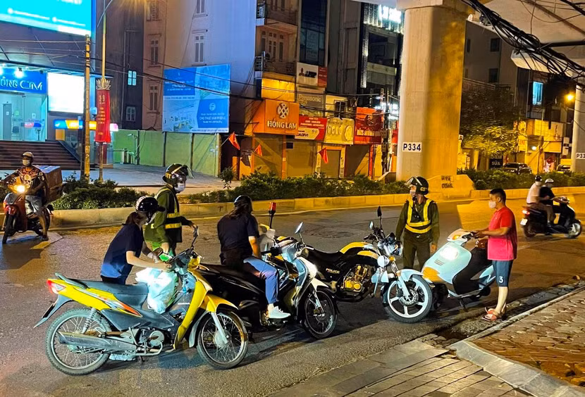 Tổ công tác đặc biệt của CAQ Cầu Giấy triển khai tuần tra kiểm soát ban đêm Tổ công tác đặc biệt của CAQ Cầu Giấy triển khai tuần tra kiểm soát ban đêm