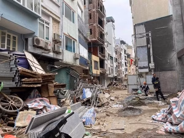 Đại công trường ngổn ngang bụi mù