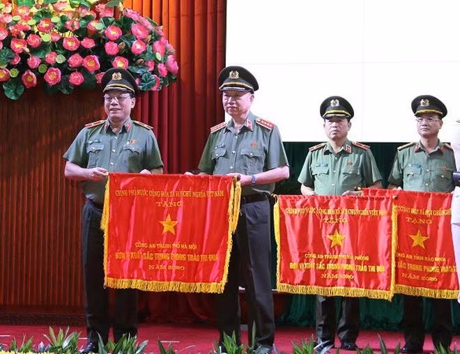 Tại Hội nghị Công an toàn quốc lần thứ 76, Thiếu tướng Nguyễn Hải Trung - Giám đốc CATP Hà Nội đã thay mặt toàn lực lượng Công an Thủ đô, đón nhận Cờ thi đua năm 2020 của Chính phủ, do đồng chí Đại tướng Tô Lâm - Ủy viên Bộ Chính trị, Bộ trưởng Bộ Công an, thừa ủy quyền của Thủ tướng, trao tặng