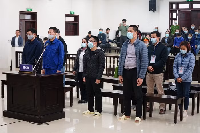 Các bị cáo tại phiên xét xử sáng 11-12
