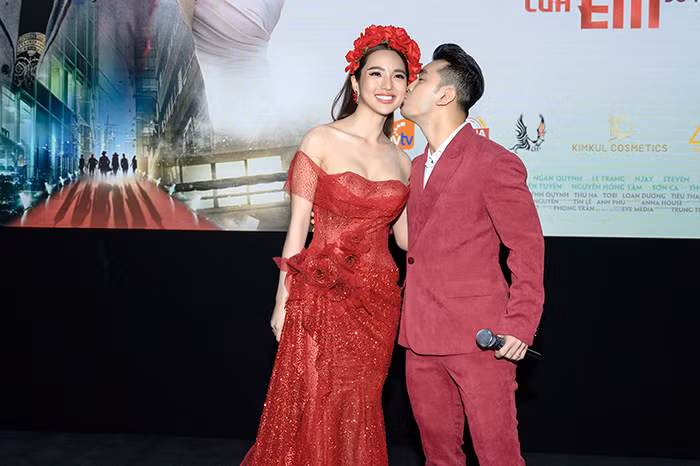 Ưng Hoàng Phúc không ngại dành nụ hôn cho Kim Cương ở giữa đám đông