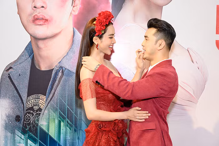 Cặp đôi tình tứ chăm sóc nhau