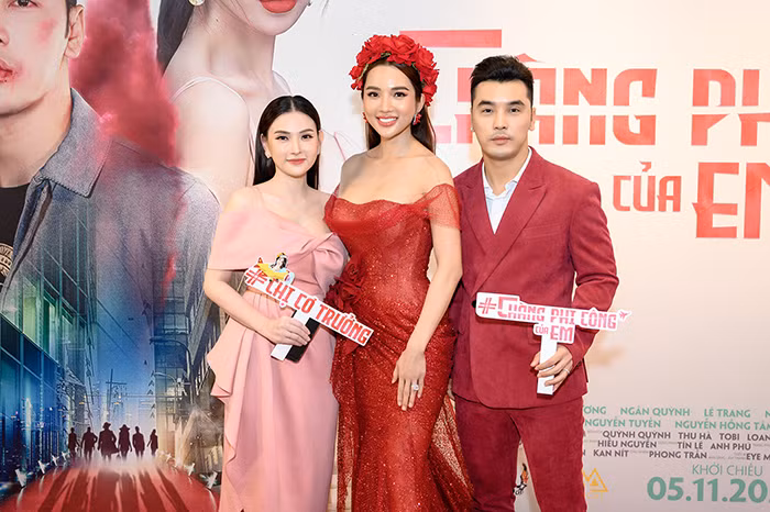 Ca sĩ Thu Thuỷ đến chia vui cùng đàn anh