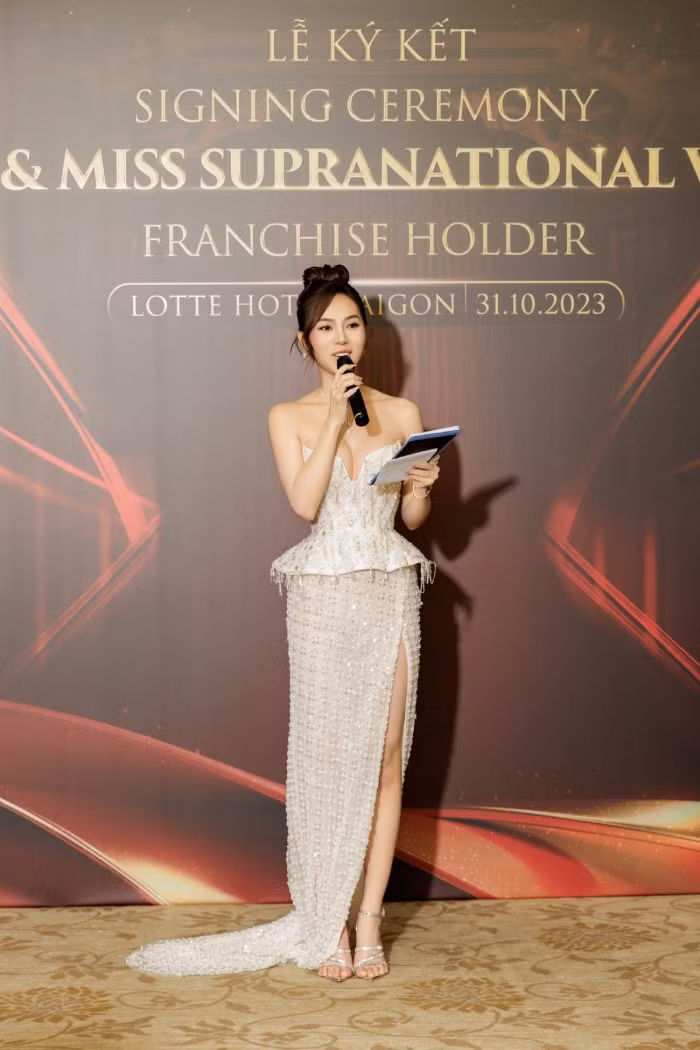 Miss Fire Việt Nam Hoàng Thị Kim Chi bất ngờ xuất hiện trong vai trò MC dẫn dắt buổi lễ ký kết