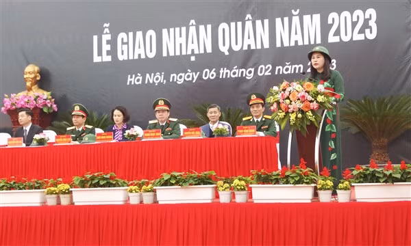 Chủ tịch UBND huyện Đặng Thị Huyền phát biểu động viên, giao nhiệm vụ cho các tân binh Chủ tịch UBND huyện Đặng Thị Huyền phát biểu động viên, giao nhiệm vụ cho các tân binh