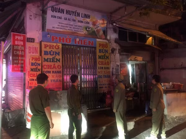 Tổ công tác CAQ Thanh Xuân kiểm tra việc chấp hành dừng hoạt động kinh doanh sau 23h