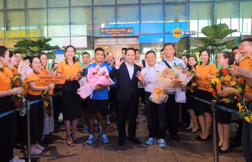 Ông Hoàng Văn Phúc – Phó Tổng Giám đốc LPBank đại diện Nhà tài trợ chào đón và tặng hoa HLV trưởng CLB bóng đá LPBank – HCMC Lư Đình Tuấn Ông Hoàng Văn Phúc – Phó Tổng Giám đốc LPBank đại diện Nhà tài trợ chào đón và tặng hoa HLV trưởng CLB bóng đá LPBank – HCMC Lư Đình Tuấn
