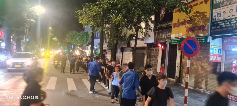 Gần 23h, vẫn có nhiều người dân đến khu vực Nhà tang lễ Quốc gia, và được lực lượng chức năng cùng các bạn tình nguyện viên nhiệt tình hướng dẫn