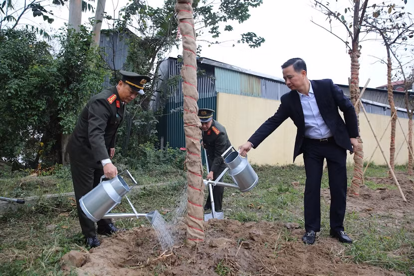 Đại tá Phạm Thanh Hùng - Phó Giám đốc CATP cùng đồng chí Nguyễn Xuân Linh – Phó Bí thư huyện ủy, Chủ tịch UBND huyện Đông Anh tại Tết trồng cây