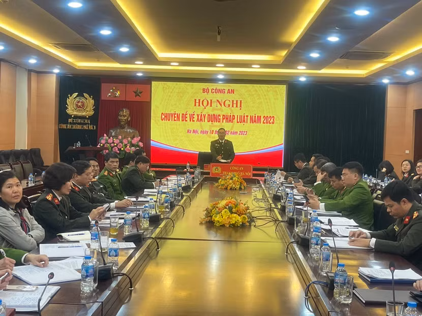Đại tá Nguyễn Thành Long – Phó Giám đốc CATP Hà Nội tham luận từ điểm cầu CATP