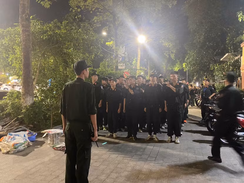 Tập hợp đội hình trước giờ xuất phát ra thực địa, tối 14-9, tại CAQ Ba Đình Tập hợp đội hình trước giờ xuất phát ra thực địa, tối 14-9, tại CAQ Ba Đình