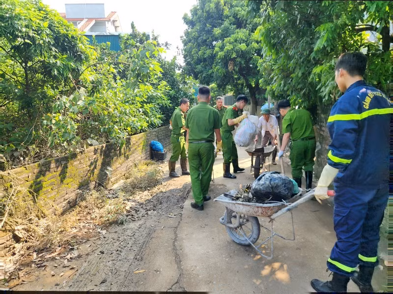 50 đoàn viên thanh niên CAQ Long Biên tăng cường về phường Cự Khối 50 đoàn viên thanh niên CAQ Long Biên tăng cường về phường Cự Khối