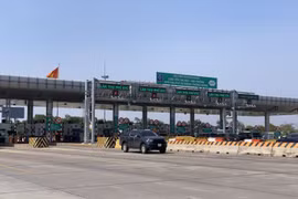 Lái xe có bị phạt nguội nếu lùi xe tại trạm thu phí trên cao tốc để xử lý sự cố?