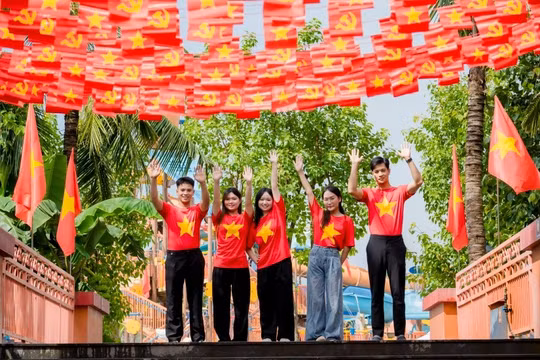 Không gian ngợp sắc đỏ tại Sun World Ha Nam hút khách 'check in'