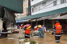 Chợ đầu mối Lạng Sơn ngập sâu do mưa lớn