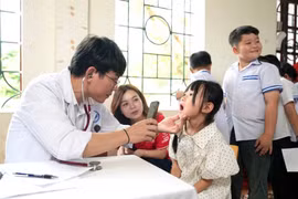 Học sinh có hoàn cảnh khó khăn được khám bệnh miễn phí