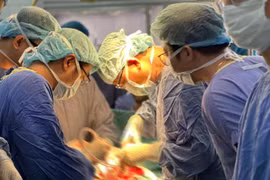 Người đàn ông bị cắt toàn bộ bàng quang vì chủ quan khi tiểu ra máu