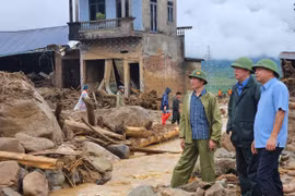 Thứ trưởng Bộ Nông nghiệp và Môi trường thăm hỏi các gia đình bị ảnh hưởng thiên tai ở Lai Châu