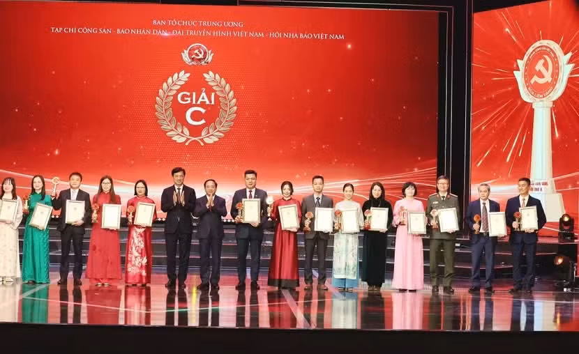 An ninh Thủ đô đã vinh dự đạt giải C với tác phẩm: “Xây dựng, lựa chọn đội ngũ cán bộ: Việc hệ trọng của Đảng trong kỷ nguyên mới - kỷ nguyên vươn mình của dân tộc”, của nhóm tác giả: Thành Nam, Tiến Hưng, Thanh Hoàn, Ngân Tuyền, Phạm Phương.