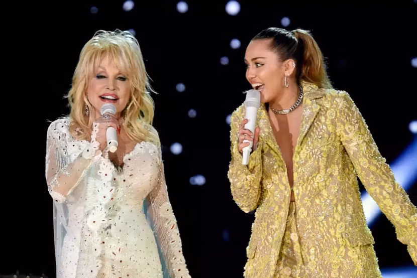 Ca sĩ Miley Cirus và cố ca sĩ Dolly Parton trên cùng một sân khấu (Ảnh: Getty Images).