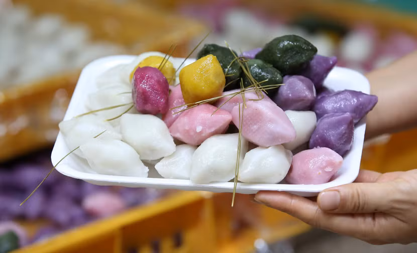 Vào thời điểm này, các gia đình sẽ quây quần làm bánh songpyeon, món bánh gạo hình bán nguyệt được hấp trên lá thông tươi.
