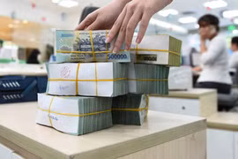 Thanh khoản eo hẹp, các ngân hàng “co kéo” thế nào để giảm lãi suất?