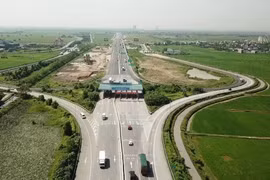 Cảnh sát giao thông lái mẫu, chỉ cách "chuyển làn, vượt xe" trên cao tốc