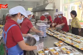 Hà Nội siết chặt quản lý bữa ăn bán trú 