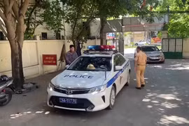 Cảnh sát giao thông Hà Nội hỗ trợ người thợ xây bị thương mắt về quê an toàn