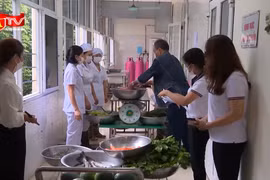 Đoàn kiểm tra đột xuất bữa ăn bán trú tại các trường