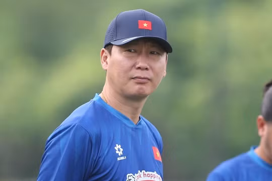 HLV Kim Sang-sik nhận hung tin ở quê nhà Hàn Quốc