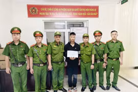 Khống chế đối tượng cướp giật tại hiệu vàng trên phố Vọng