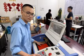 Hơn 1 phút sản xuất dấu giả và giấy tờ giả