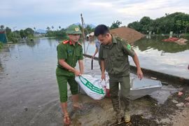 Công an cơ sở bám địa bàn, hỗ trợ nhân dân khắc phục hậu quả ngập úng