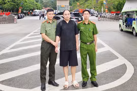 Bàn giao đối tượng người Trung Quốc bị truy nã