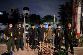 Cảnh sát cơ động chặn 4 thanh niên mang hung khí đi đánh nhau 