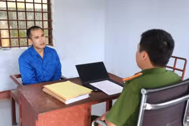 Kẻ bịt mặt xông vào nhà nghỉ tại Lào nổ súng bắn người