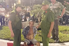 Tạm giữ đối tượng cầm dao chém kính ô tô