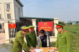 Công an xã Hoài Đức vận động giao nộp vũ khí, vật liệu nổ, công cụ hỗ trợ