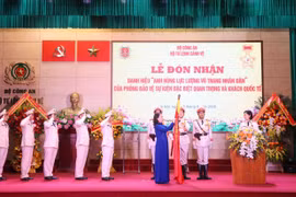 Vinh dự đón nhận danh hiệu Anh hùng lực lượng vũ trang nhân dân